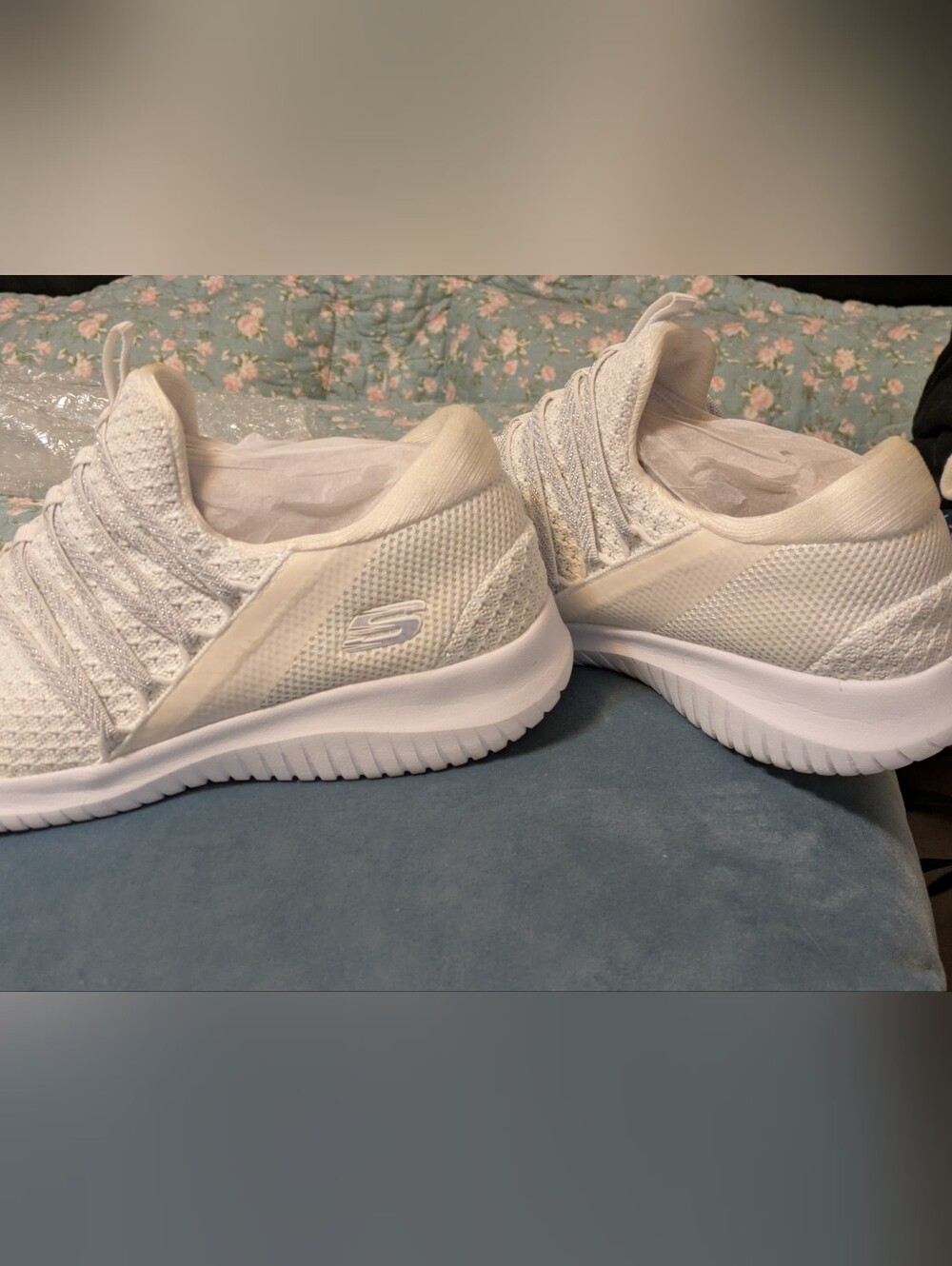 Skechers White & Cream Slip-On Sneakers. Size 8 - Picture 7 of 10